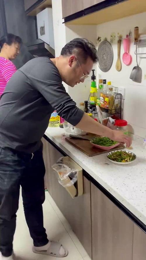 小孩搬椅子吃瓜,小家伙搬椅子吃瓜的欢乐时光