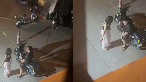 情侣吵架小伙楼上吃瓜,吃瓜群众见证爱情考验