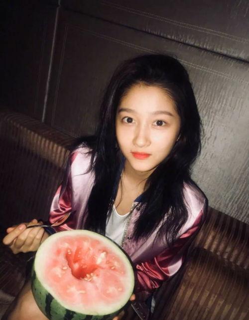 吃瓜拍照音乐叫什么,揭秘“吃瓜拍照音乐”背后的故事