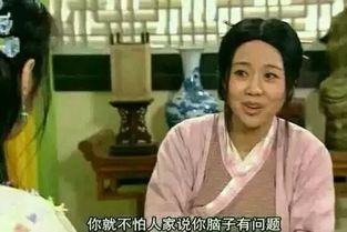 喜欢围观的吃瓜女孩