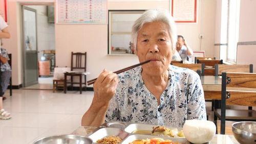 曲阜老头吃瓜事件,一场引发社会热议的网络风波