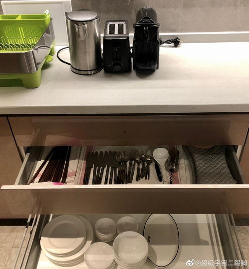 宿舍打伞吃瓜,雨中打伞吃瓜，共享悠闲时光